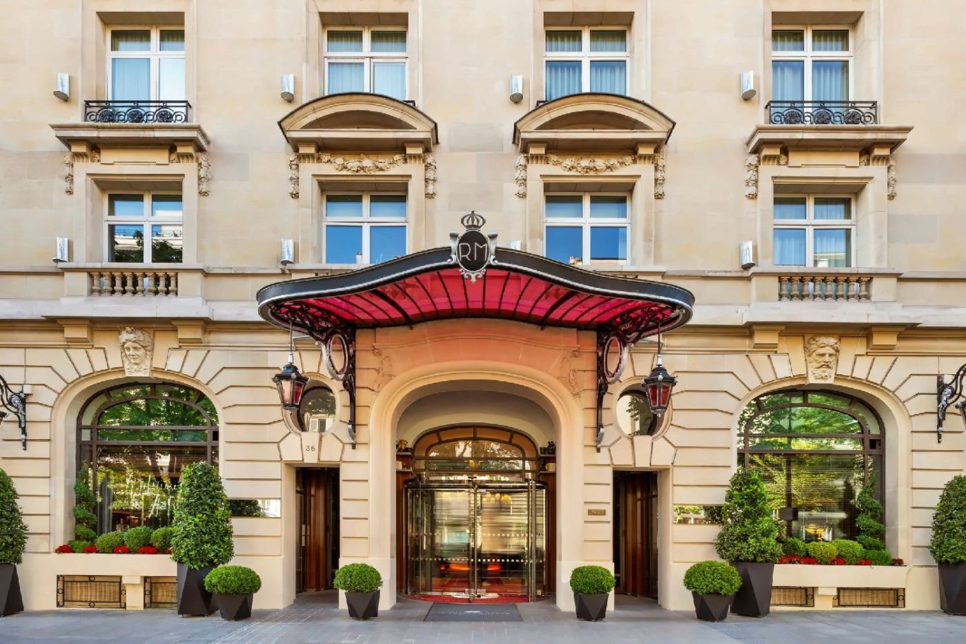 Luxury hotel base with art and design near city shopping districts