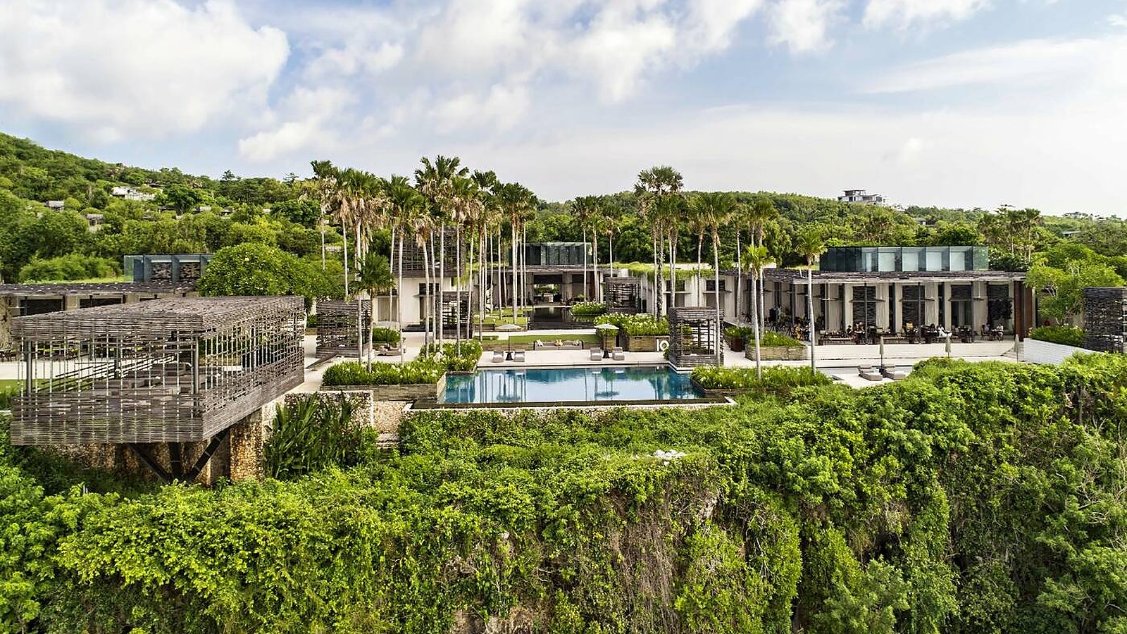 Daylight cliffside luxury resort in Bali for a luxury area decision guide
