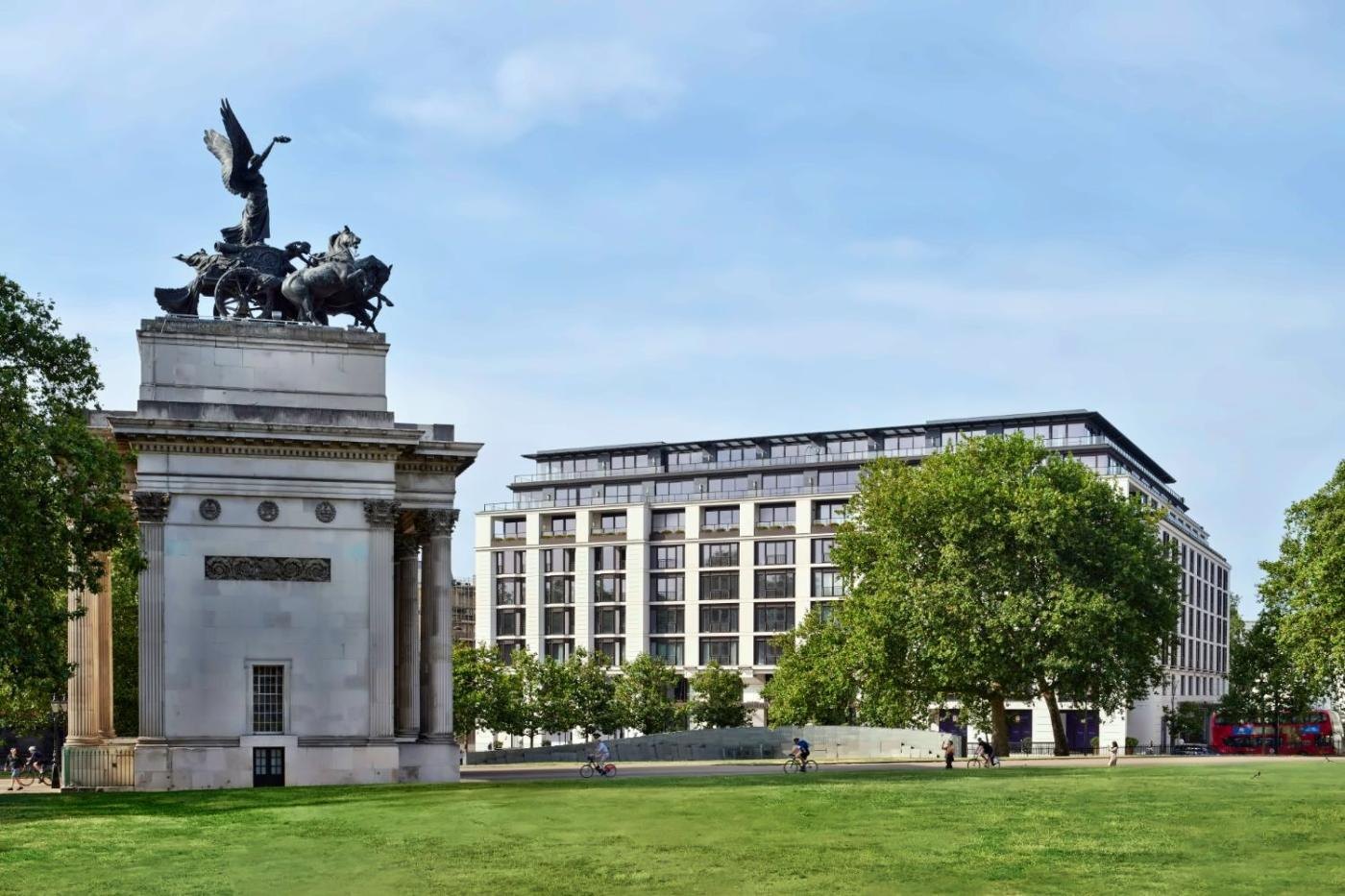 Luxury hotel suite for best time to book a hotel guide