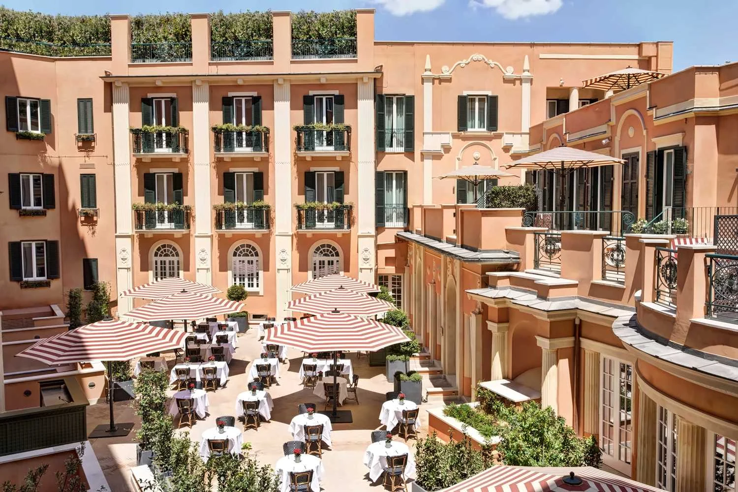 Courtyard dining area at Hotel de la Ville in Rome